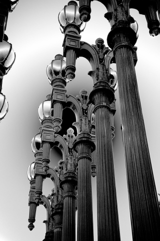 Illustration for article titled 27 Duplicitous Images That Reverse Light and Dark